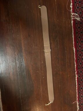 Cuyana thick cappuccino leather tote bag strap